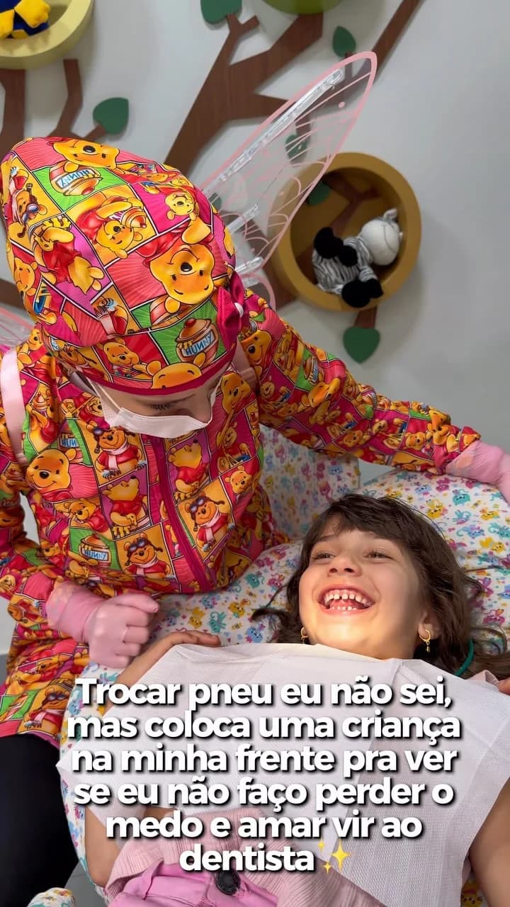 Profissional com jaleco e touca estampados durante atendimento infantil
