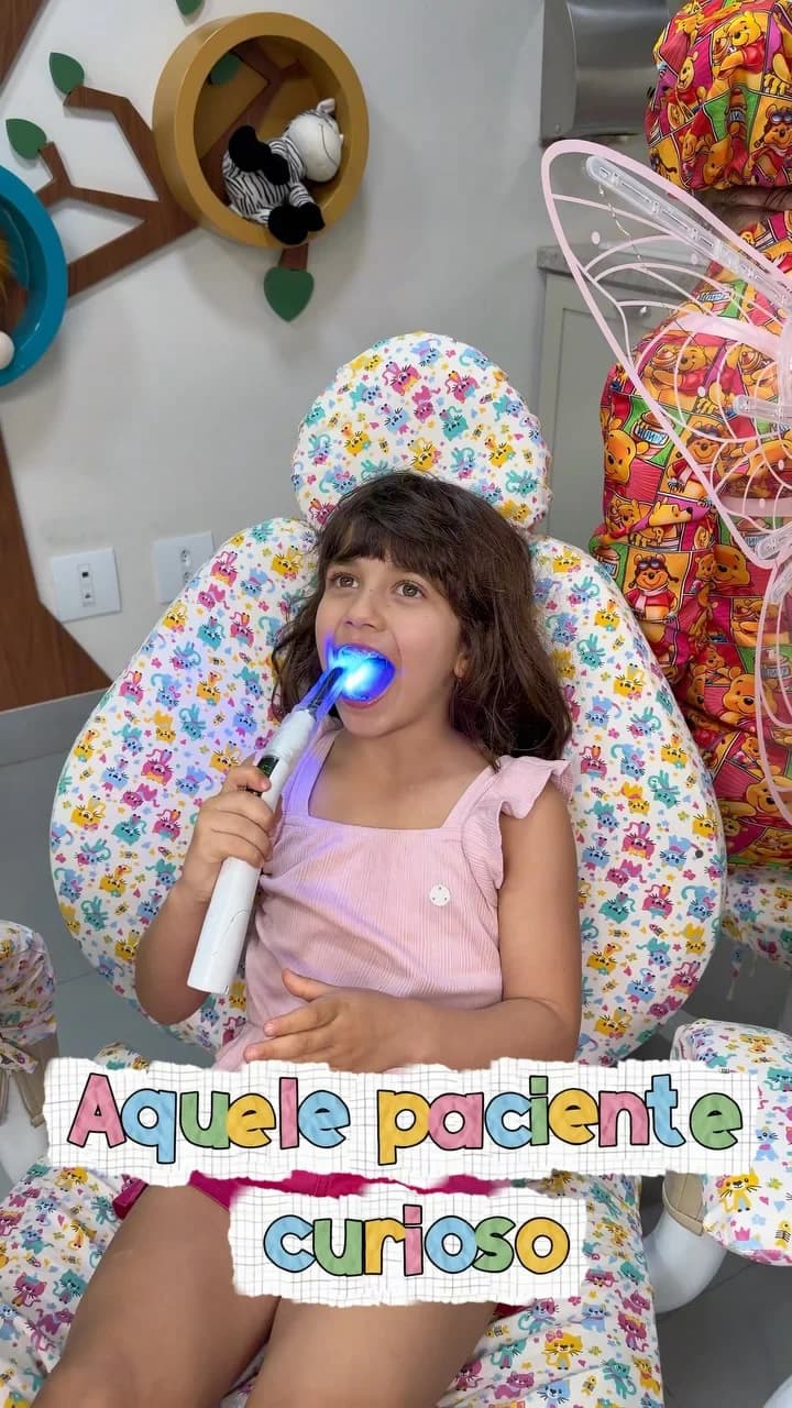 Atendimento infantil com uniformes e acessórios estampados